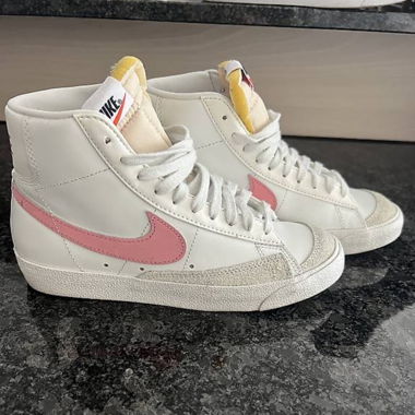 Nike Shoes in White/Pink Size 37.5