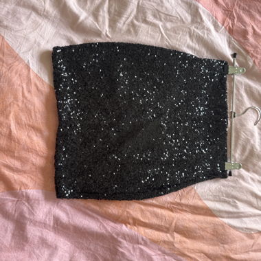 Mini-jupe noire à sequins