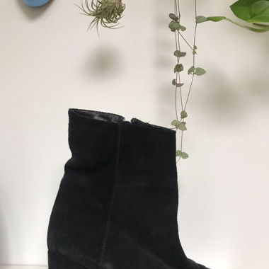 Schwarze Wildlederstiefel