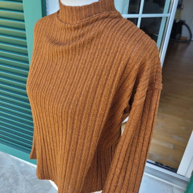 Brauner Rippstrick-Rollkragenpullover