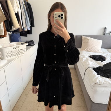 Schwarzes Zara Samtkleid