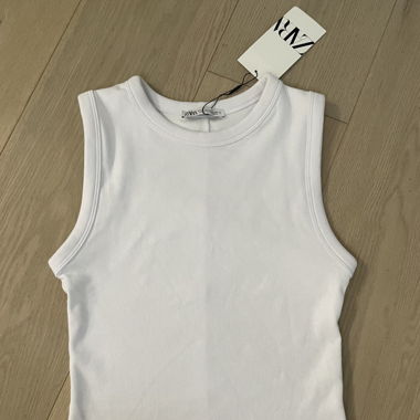 ÄRMELLOSES RIB-T-SHIRT