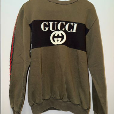 Olivengrüner Pullover