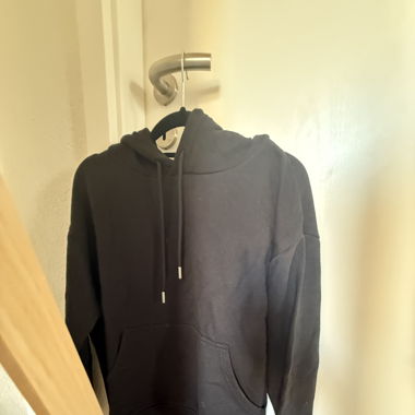 SWEAT NOIR A CAPUCHE