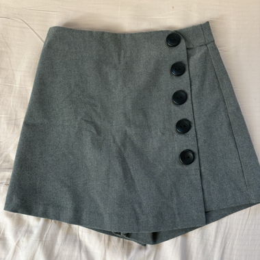 grey mini skirt!