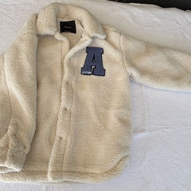 Giacca Teddy Bershka con patch A