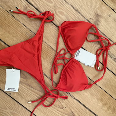 Set bikini string rosso di Monday Swimwear