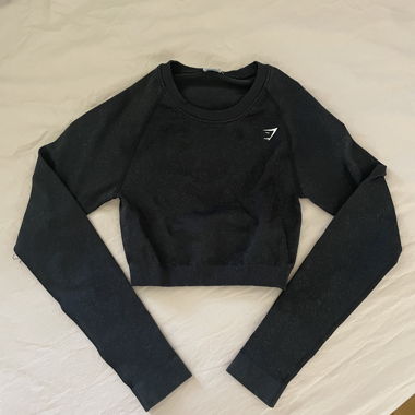 Top nero cropped a maniche lunghe