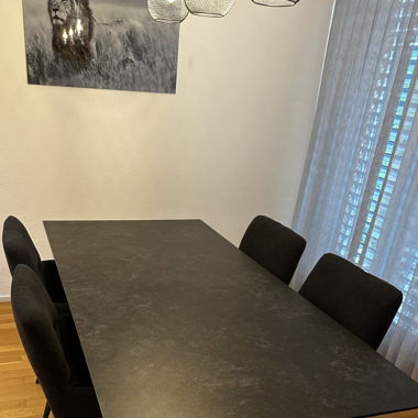 Moderner Esstisch mit 4 Stühlen – wie neu!