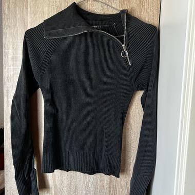 Schwarzer gerippter Reissverschluss-Pullover