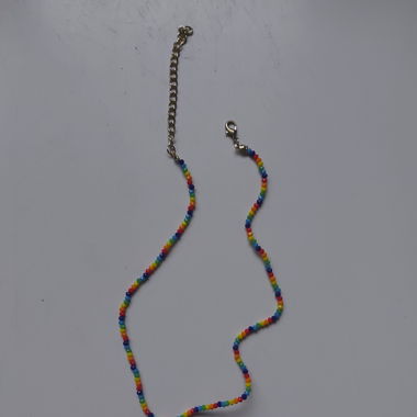 Collier en perles colorées arc-en-ciel