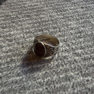 Silberfarbener Ring mit braunem Stein