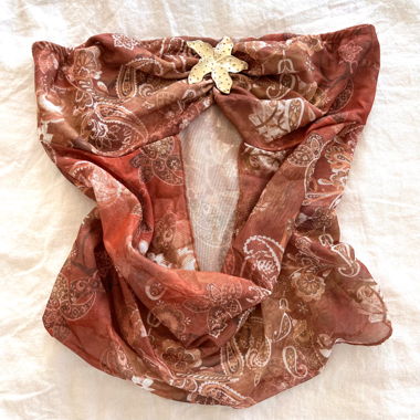 Burnt Red Paisley Mesh Cowl Top mit Goldener Blume