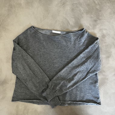 Maglione grigio a maniche lunghe