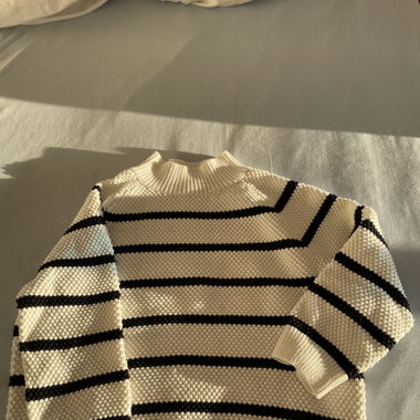 Weiss-Schwarz gestreifter Pullover