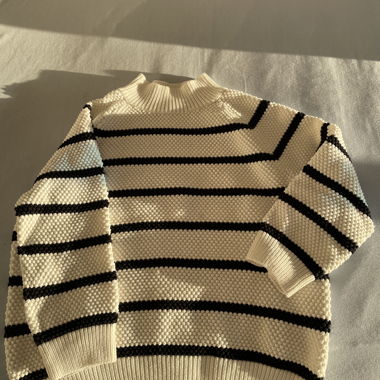 Weiss-schwarz gestreifter Pullover