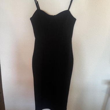 Schwarzes Kleid mit feinen Trägern