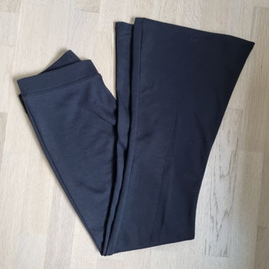 Schwarze Schlaghose