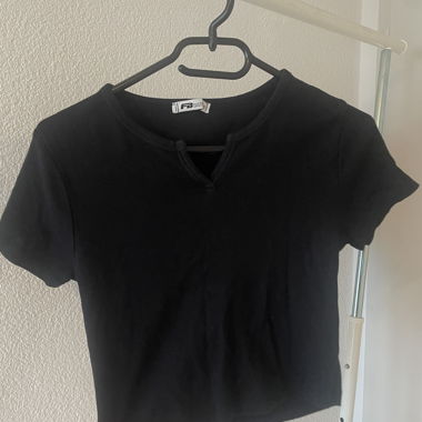 T-shirt nero con spacco