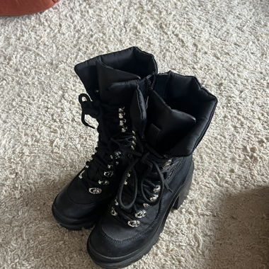 Schwarze Schnür-Boots mit Blockabsatz