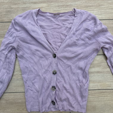 Cardigan lilla con bottoni