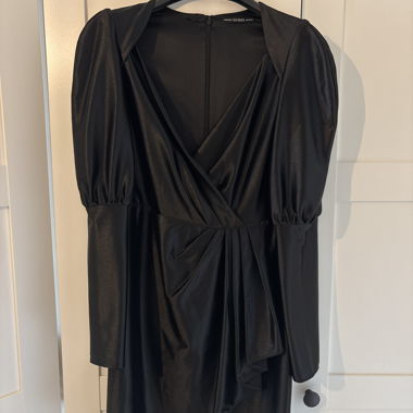 Kurzes schwarzes Kleid von GUESS mit langen Ärmeln