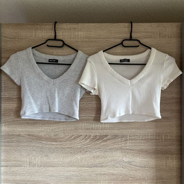 Weisses und graues Crop Top