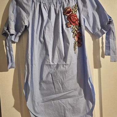 Blouse bleu clair brodee