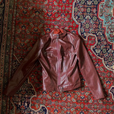 Bordeauxrote Kunstlederjacke