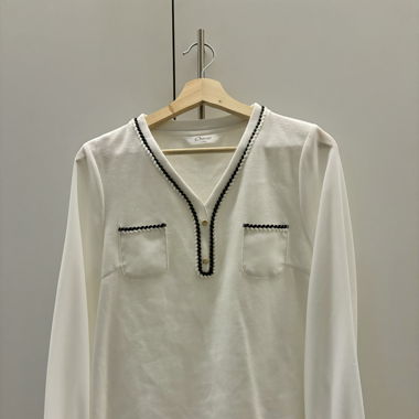OUWEY three-dimensional texture V-neck top 
