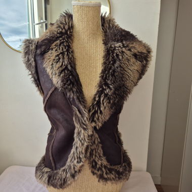 Sleeveless faux fur vest brown