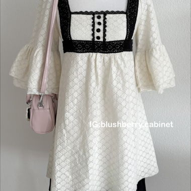 Kleid aus japanischer Cream-Spitze mit schwarzem Rand Grösse S