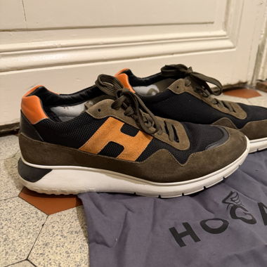 Sneakers Hogan in camoscio kaki e arancione