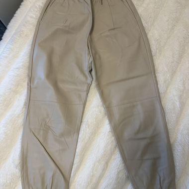 ZARA Beige Kunstleder-Jogpants XS