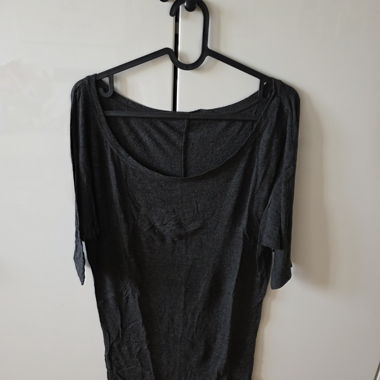 T‑shirt grigio scollo ampio