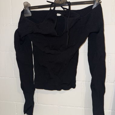 Pull noir off-shoulder