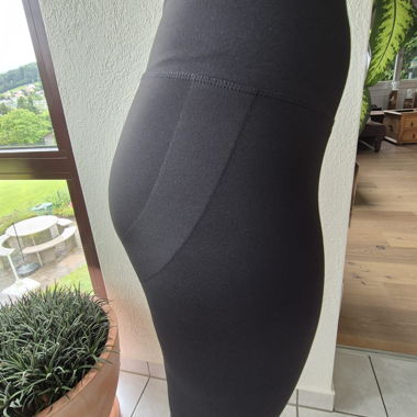 Schwarze Leggings mit push Kontur