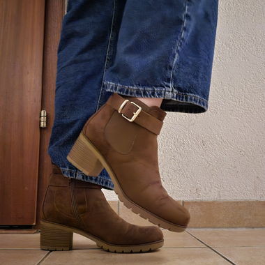Bottines avec boucle dorée