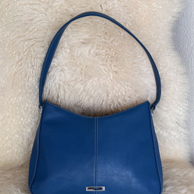 Blaues Guess-Schultertasche