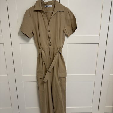Combinaison Zara beige avec ceinture à nouer