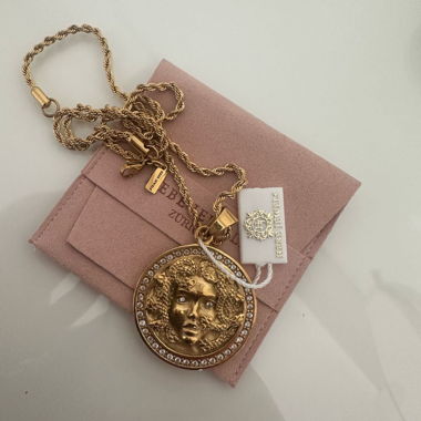 Collier chaîne doré avec motif de visage