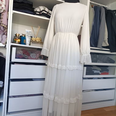 Abito lungo bianco e fluido