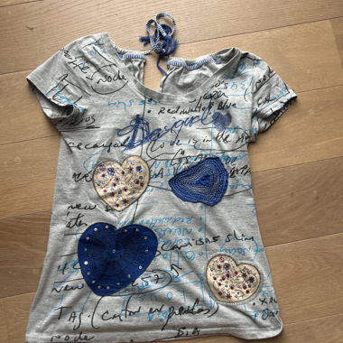 Graues T-Shirt mit Herzen