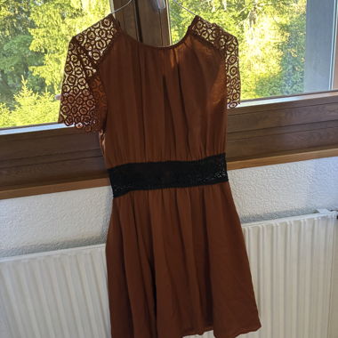 Abito marrone con pizzo nero 