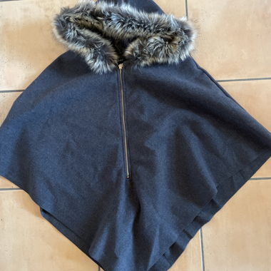 Poncho scuro con bordo in pelliccia