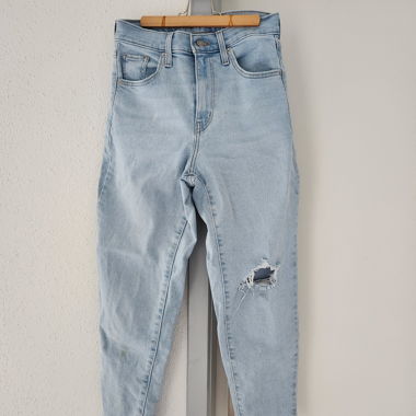 Levi’s hellblaue Mom-Jeans