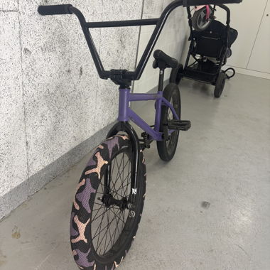 Vélo BMX violet