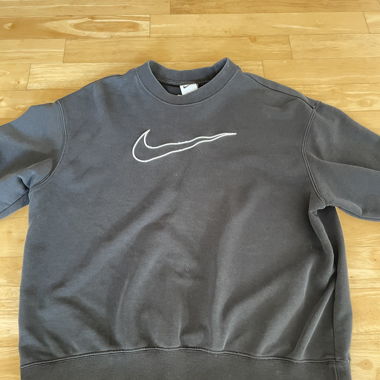 Maglione nero con logo Nike bianco