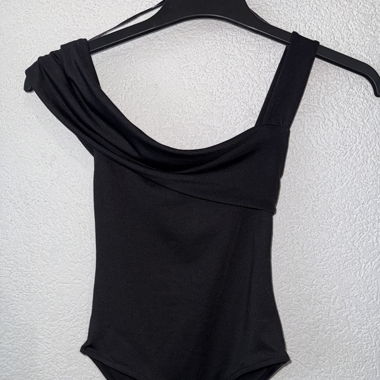 Body noir à col asymétrique 