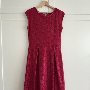 Robe en dentelle bordeaux-rouge
